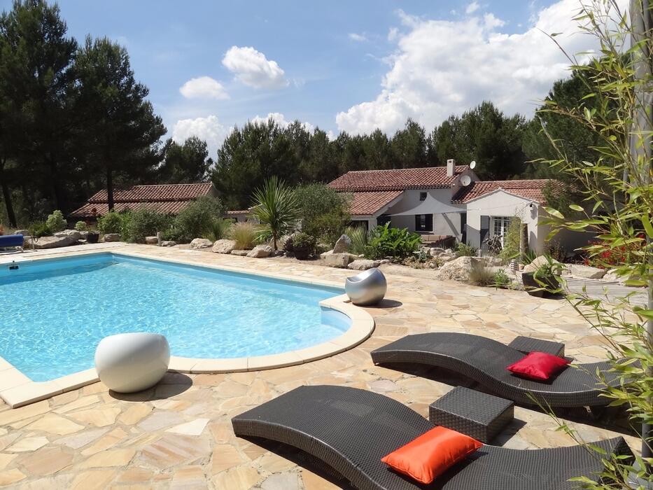 Mooie en ruime villa met privézwembad tussen Alpilles en Lubéron