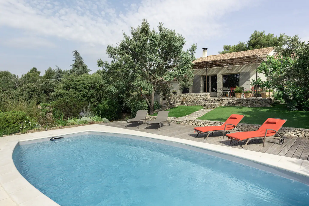 Beautiful air-conditioned villa with tennis court and private swimming pool and large garden in the Luberon
