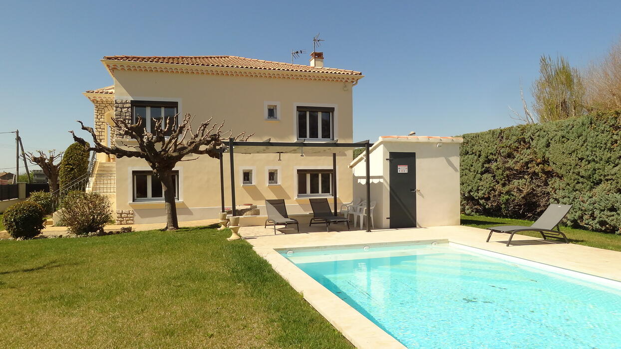 Pleasant and comfortable house with beautiful private swimming pool facing the Luberon - air conditioning - Wifi (fiber)