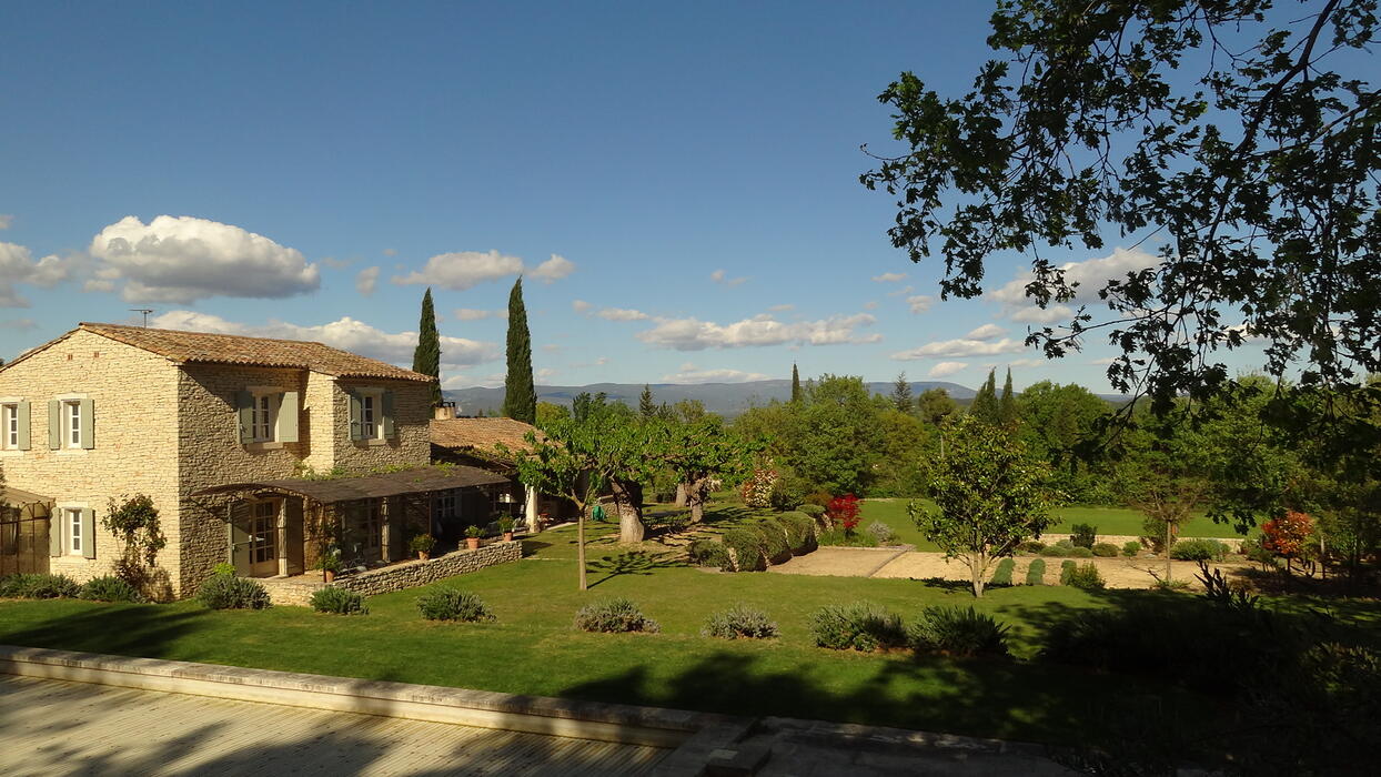 Beautiful and spacious farmhouse with stunning views and large private swimming pool in Gordes