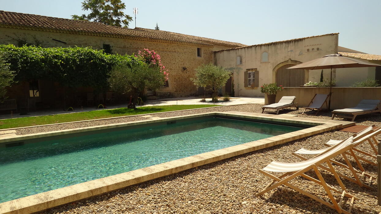 luberon - beautiful farmhouse with private swimming pool - air conditioning, wifi, table football, ping-pong