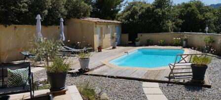 Pretty and pleasant villa in the Luberon with private swimming pool and large garden