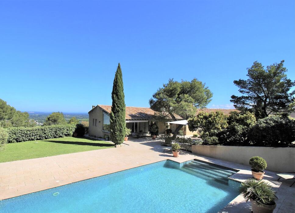 Villa de standing avec piscine privative climatisation et vue magnifique