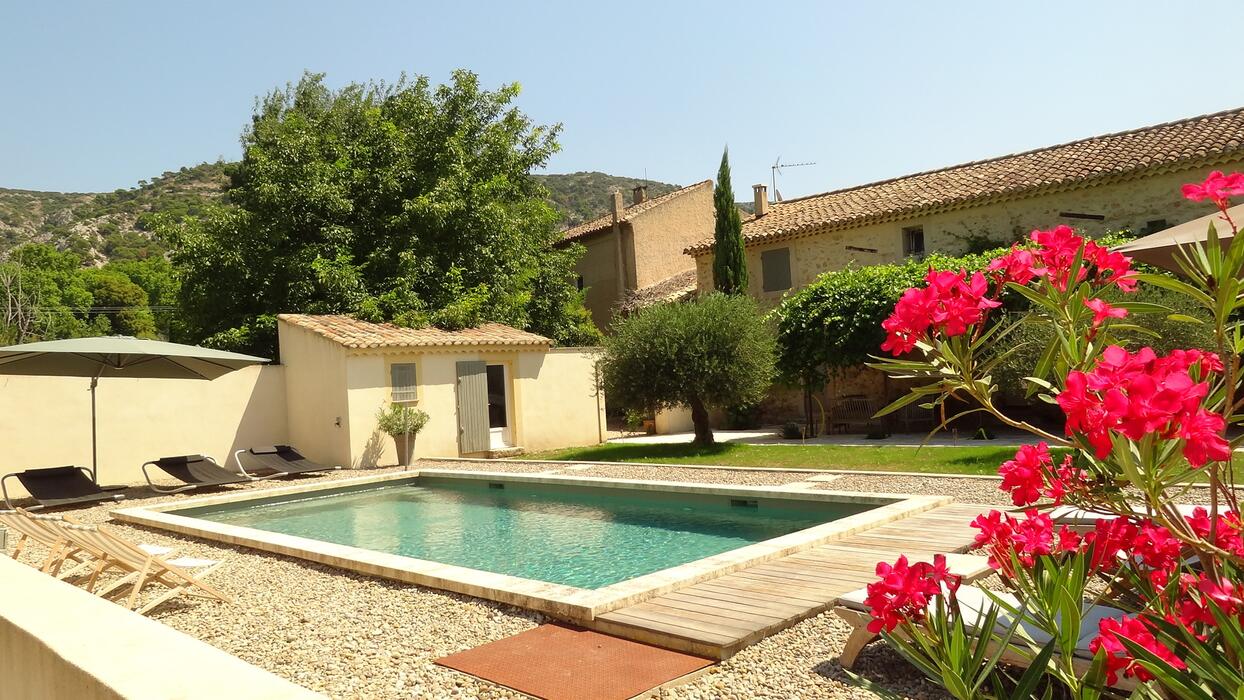 luberon - beautiful farmhouse with private swimming pool - air conditioning, wifi, table football, ping-pong