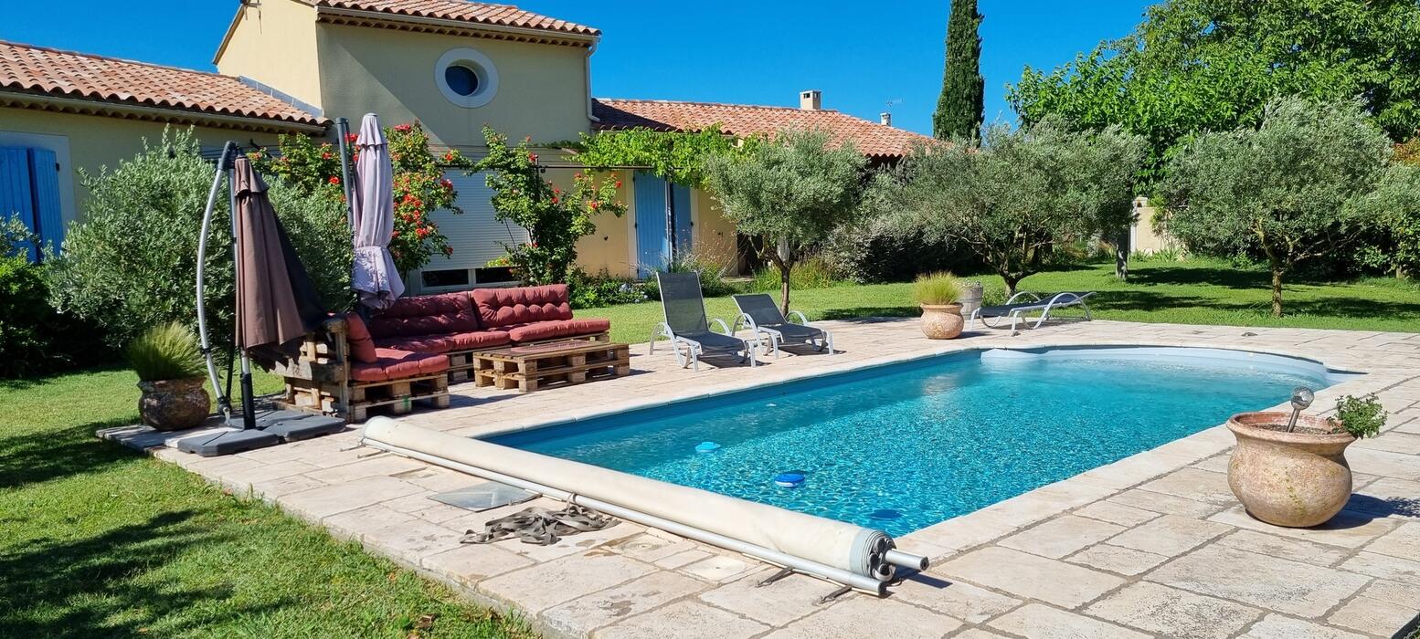 Magnificent villa with private swimming pool and large garden between Alpilles and Durance