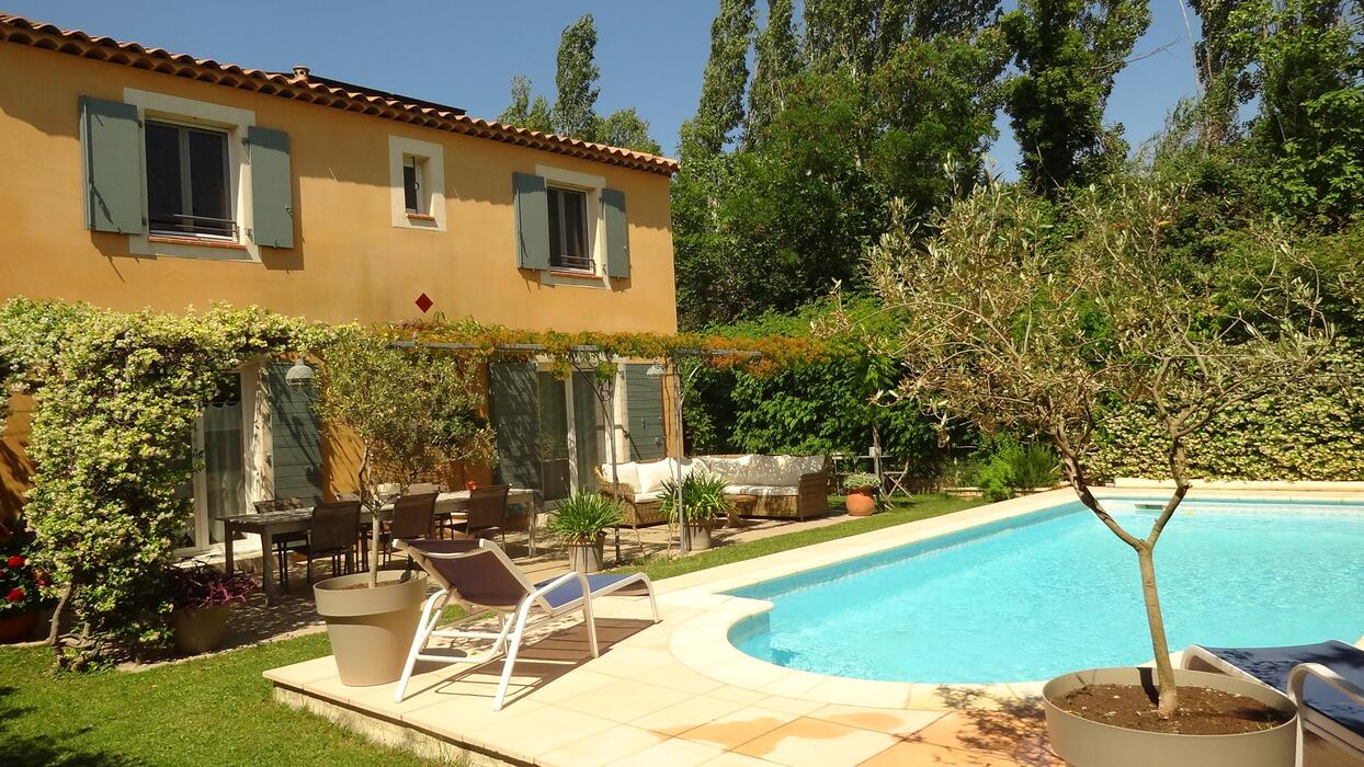 Aangename villa met airconditioning en privézwembad in de buurt van Avignon