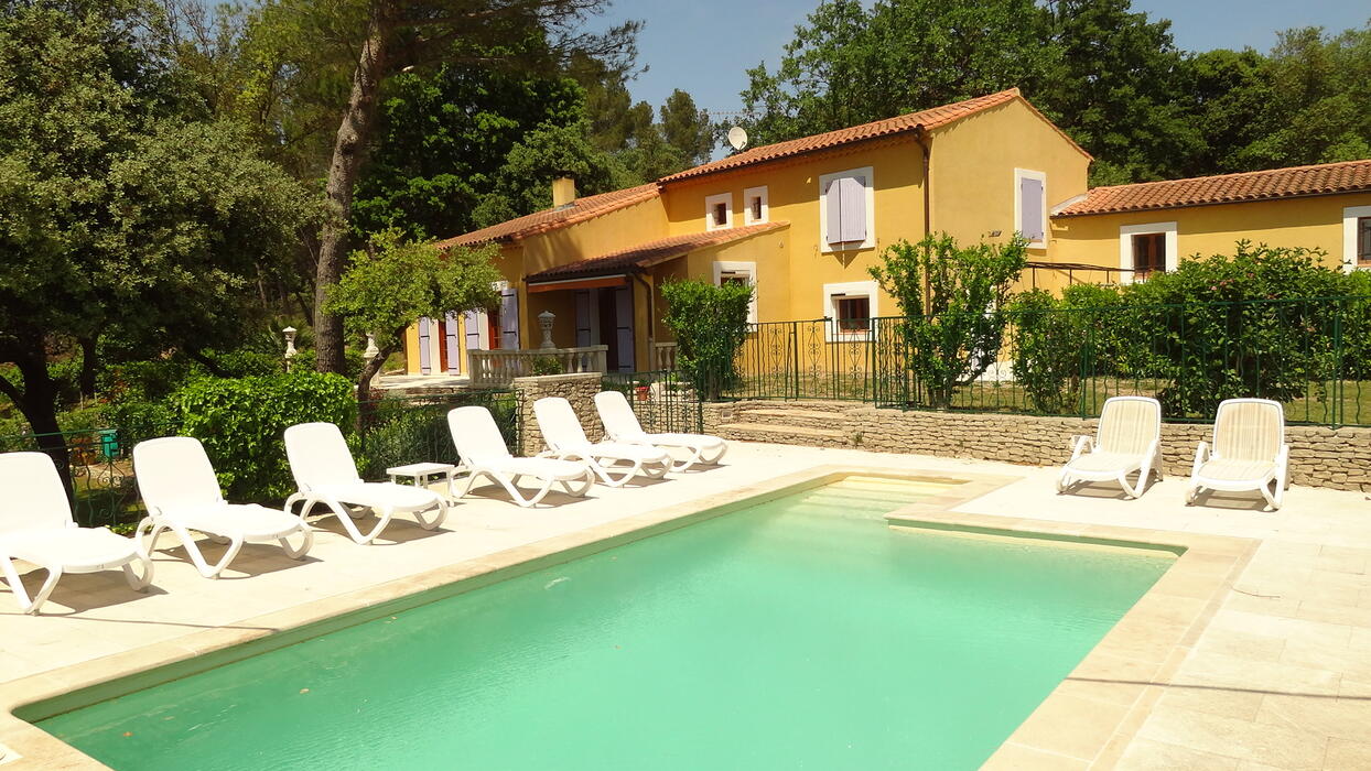 Beautiful Villa with private swimming pool and large garden in L&#39;Isle sur la Sorgue - air conditioning