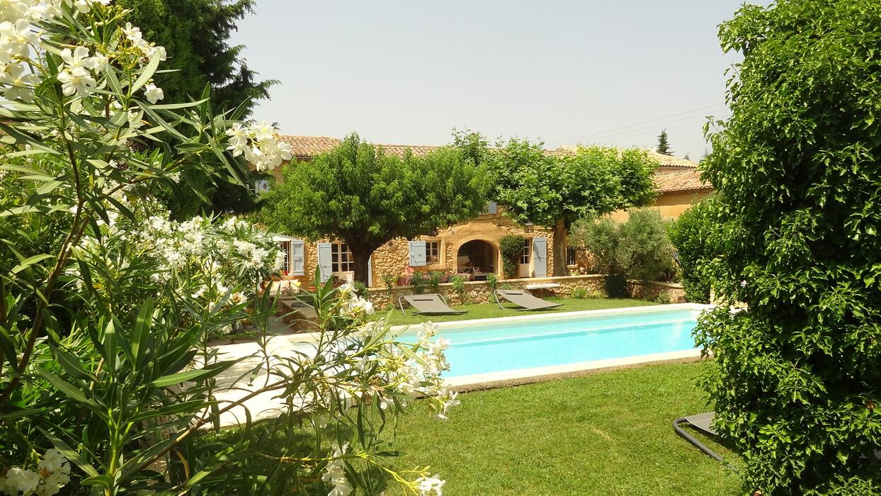 Beautiful and Spacious Mas with private swimming pool near the Luberon