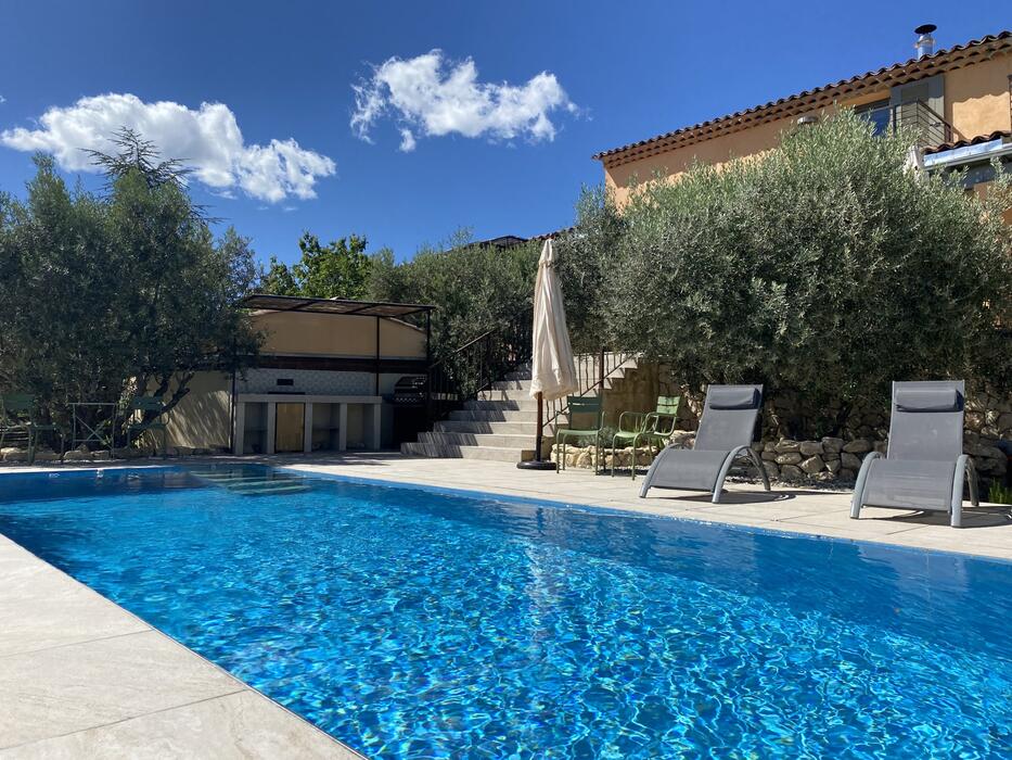 Schöne und geräumige renovierte Villa mit privatem Pool und herrlichem Blick auf den Luberon – WLAN – Klimaanlage