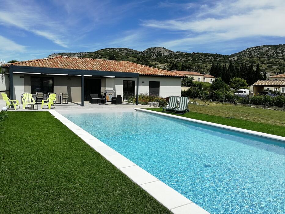 Beautiful Villa with private swimming pool and large garden at the foot of the Luberon - air conditioning