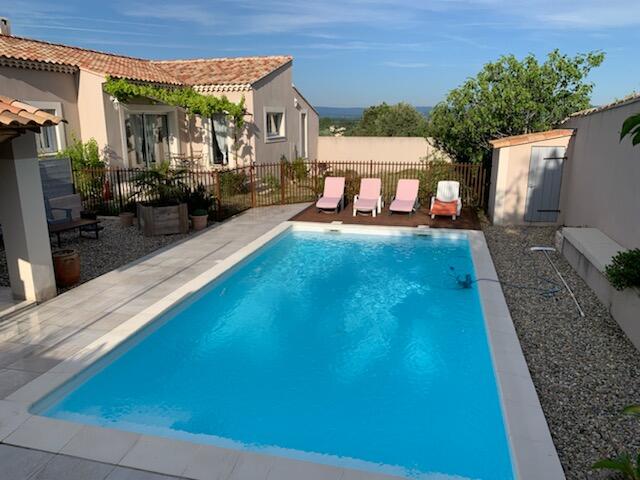 Agréable villa avec piscine privée et poolhouse près de Châteauneuf du pape