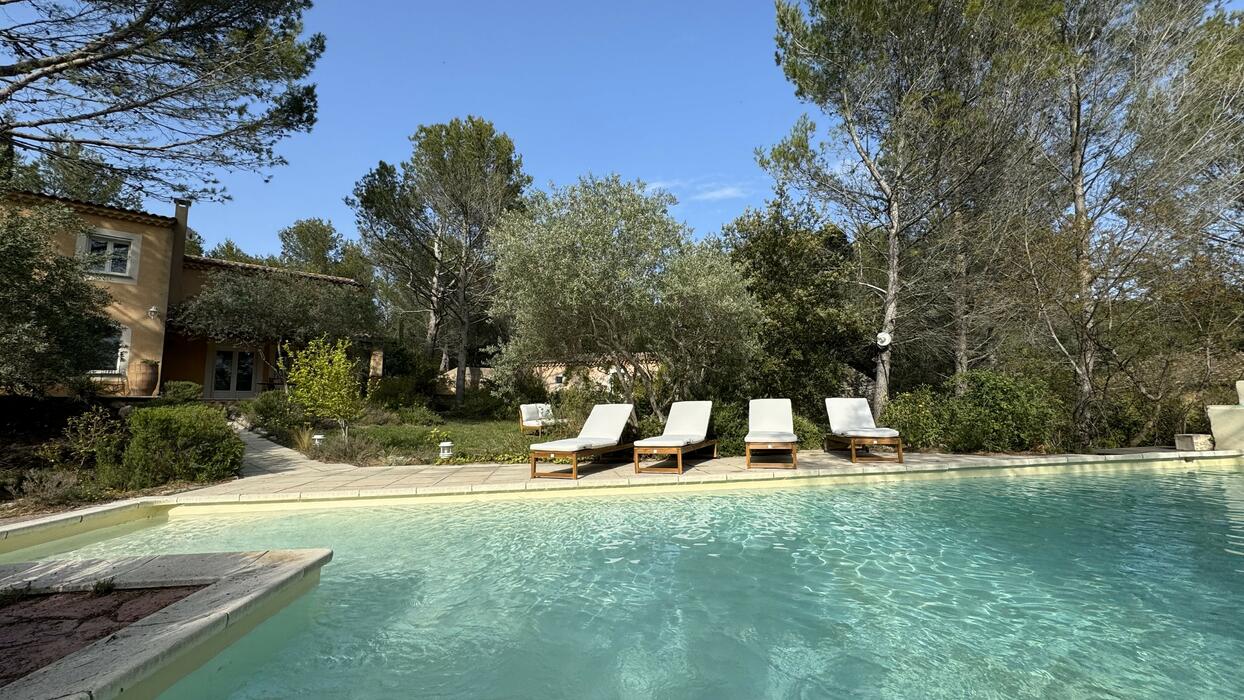 Elegant and spacious villa with private swimming pool and large garden in L&#39;Isle sur Sorgue with air conditioning and Wifi