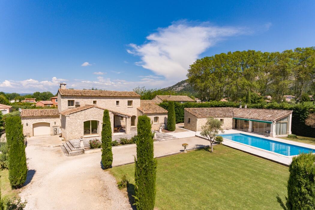 Superb luxury Mas in the Lubéron with heated swimming pool and magnificent pool house - Air conditioning – Wifi