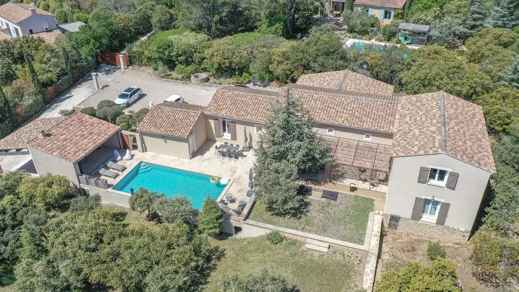 Superbe villa avec piscine et jacuzzi à Cabrières-d’Avignon, près de Gordes