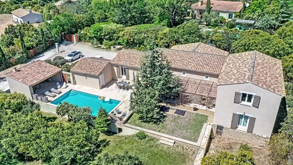 Superbe villa avec piscine et jacuzzi à Cabrières-d’Avignon, près de Gordes
