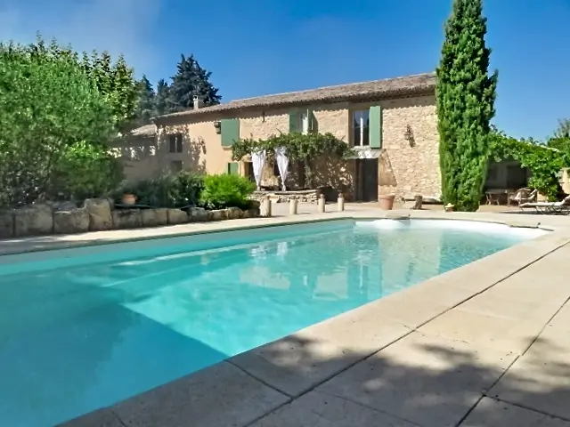 Magnifique mas mitoyen rénové avec piscine privée couverte et cuisine d'été