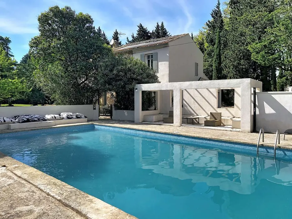 Provençaalse boerderij voor 8-10 personen met privézwembad en 4500 m² bosrijk terrein nabij Luberon en L'Isle-sur-la-Sorgue