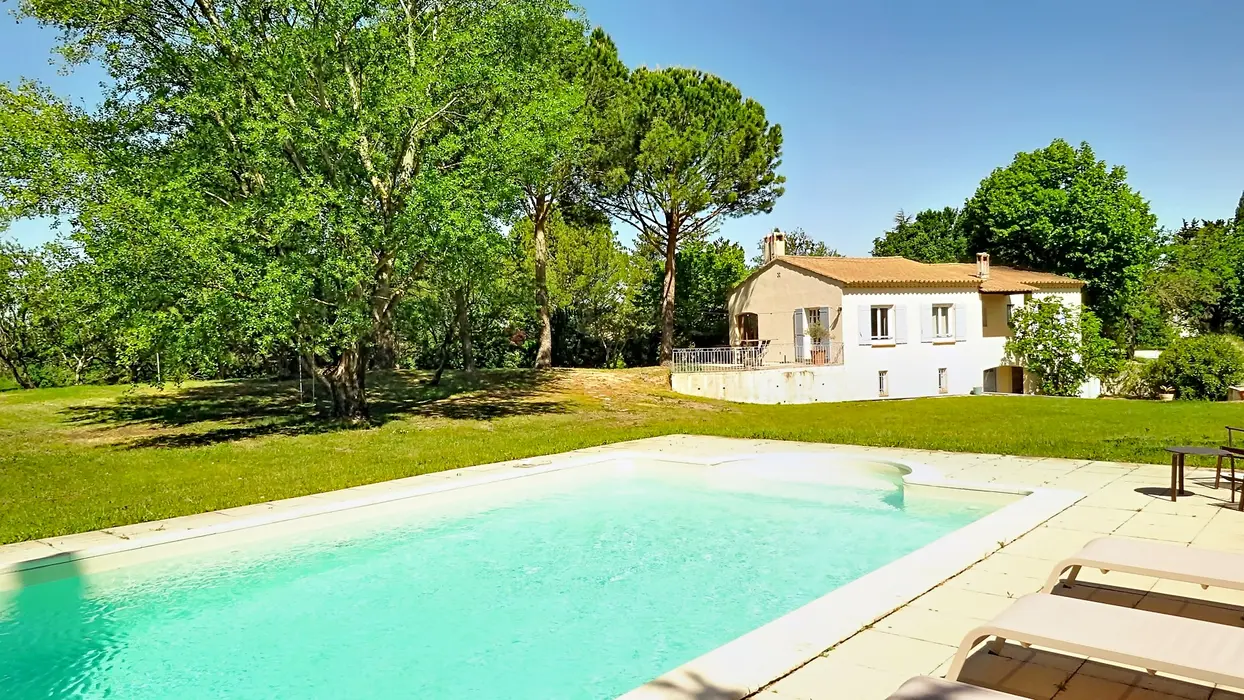 Elegant and comfortable villa with beautiful private pool and large garden near L'Isle sur la Sorgue and the Luberon