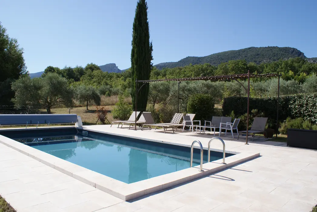 Beautiful air-conditioned villa with heated pool and large garden in the Luberon
