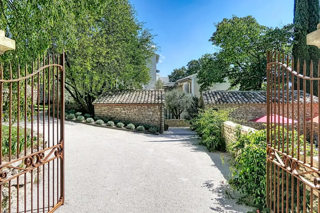 Luxuriöses Ferienhaus in Ménerbes: Renoviertes Bauernhaus mit privatem Pool, 5 Schlafzimmern, Garten und authentischem Luberon-Charme