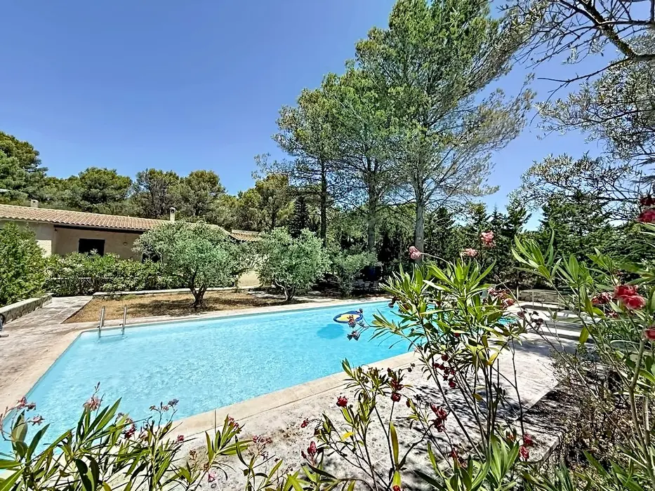 Family home near Lourmarin (Luberon): 4 bedrooms, heated swimming pool, large enclosed garden, air conditioning, Wi-Fi, quiet location  