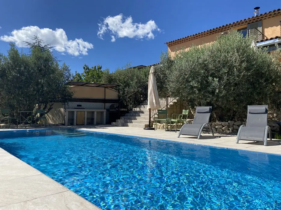 Prachtige en ruime gerenoveerde villa met privézwembad en een schitterend uitzicht op de Luberon - Wifi - Airconditioning