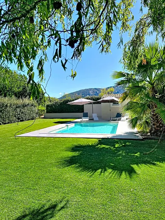 Beautifully renovated farmhouse in the Luberon with private pool, free Wi-Fi, and air conditioning.