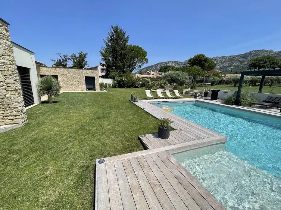 Luxe, moderne villa in Les Taillades, 5 slaapkamers, verwarmd zwembad, uitzicht op de Luberon, vlakbij het dorpscentrum.