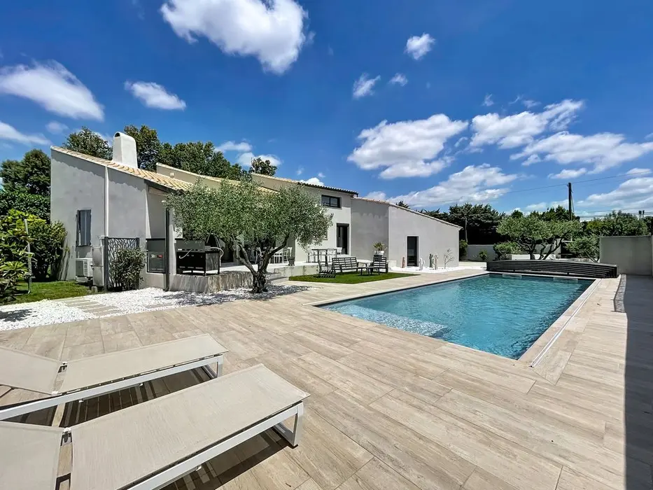 Superb villa with beautiful private swimming pool - air conditioning - ping pong - table football