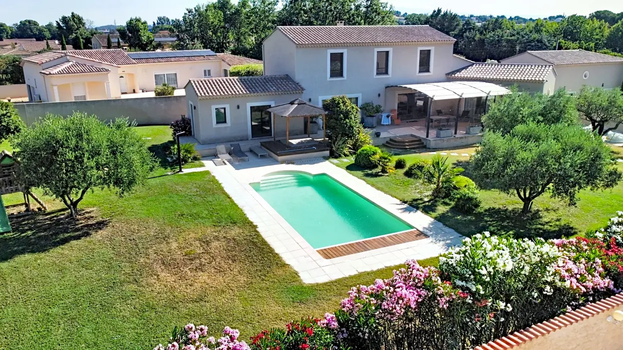 Luxury villa in Vedène with swimming pool, jacuzzi, large garden and 4 air-conditioned bedrooms for holidays in Provence