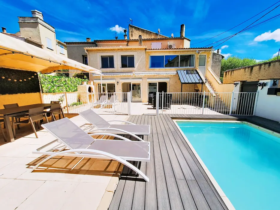 Charmantes Ferienhaus mit Swimmingpool und Sommerküche in Mazan